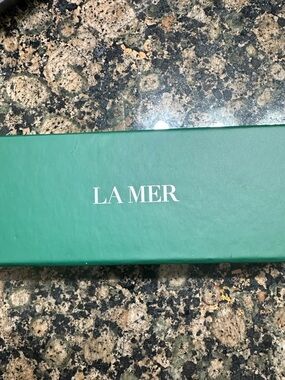 La Mer’s jade‑style eye cooling jade mask in storage box
